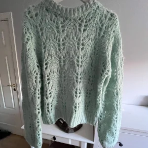 Mintgrön stickad tröja med pärlor - Jättesnygg stickad tröja, köpt på sellpy men nästan aldrig använd! 
