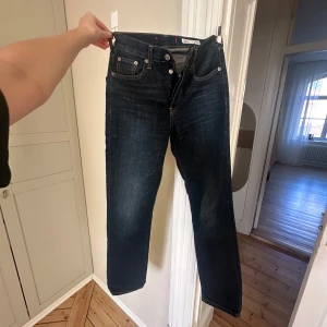 raka jeans  - Snygga mörkblå jeans från Zara med klassisk femficksdesign. De har en rak passform och är tillverkade i ett slitstarkt denimtyg. Perfekta för en stilren look. Passar mig som e 36