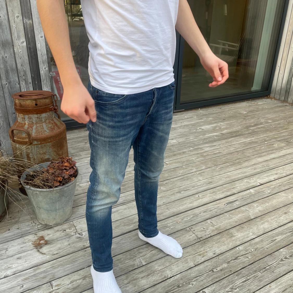 Blå jeans med sliten look - 2