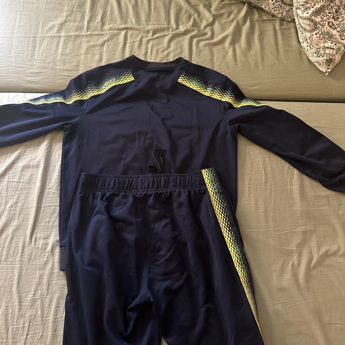 Mörkblå träningsset från Lacoste - 1