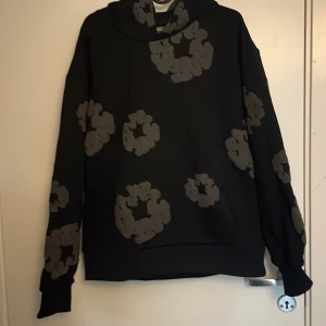 Svart  Denim Tears hoodie  - Säljer en svart hoodie från Denim Tears med ett unikt grått mönster. Storlek S hör av er vid funderingar.