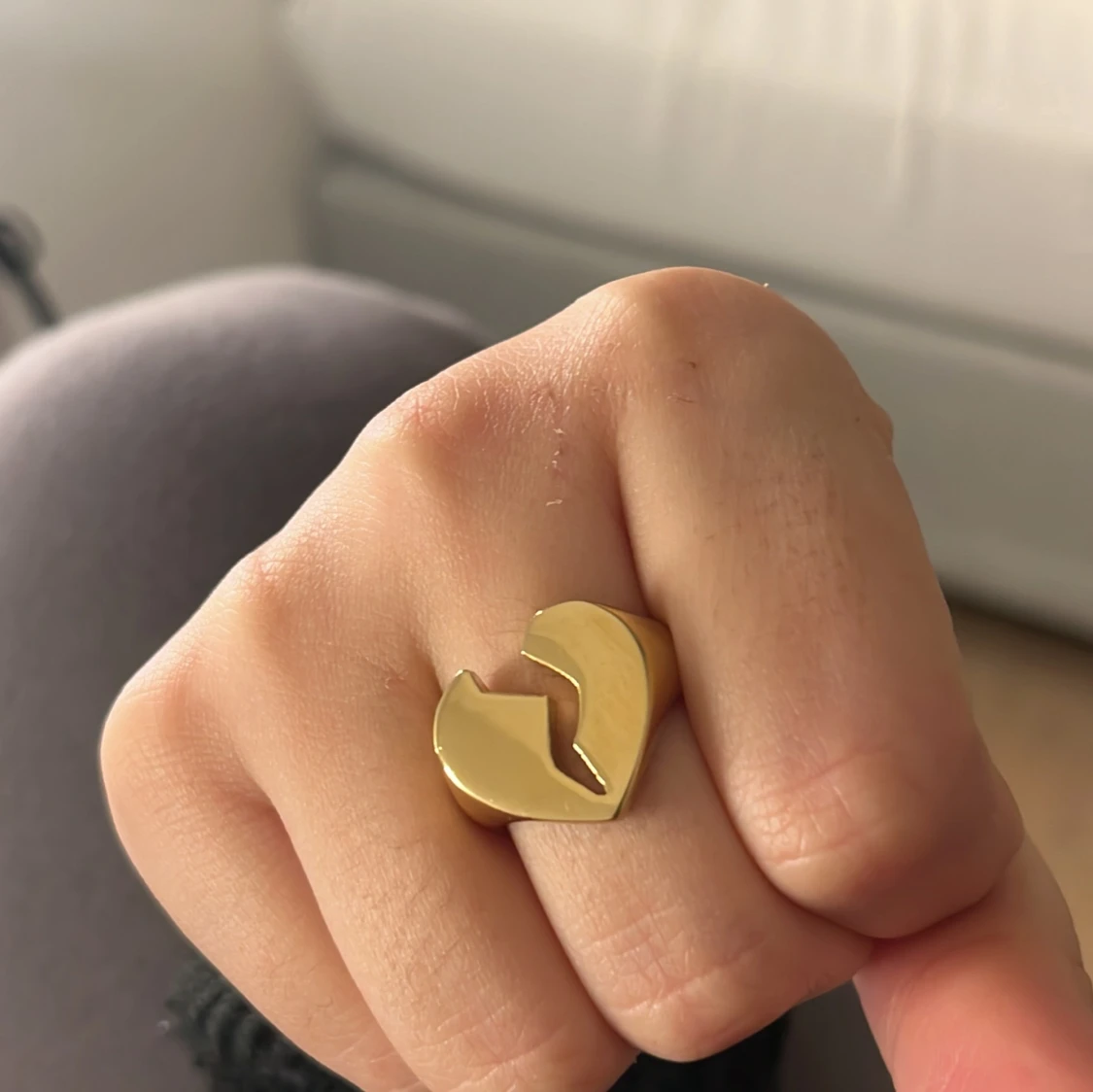 Guldfärgad ring med hjärtdesign