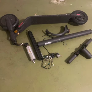 Svart elscooter i delar - Säljer en svart elscooter som är i delar. Inkluderar hjul, styre, batteri och kablar. Perfekt för den händige som vill sätta ihop sin egen scooter. Kontakta för mer info eller prisförslag!