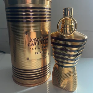 Jean paul gaultier le male elixir - Jättegod doft av Jean Paul Gaultier som får massa komplimanger. I princip oanvänd med ca 73/75 ml kvar. !Steal!