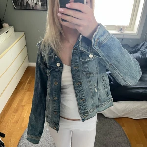 Blå jeansjacka/ denimjacka från zara - Jääättefin jeansjacka med slitningar från Zara😍😍 Säljer då den inte kommit till användning. 