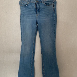 Blå jeans från JDY - Säljer ett par bootcut jeans från jdy. Typ aldrig använda.