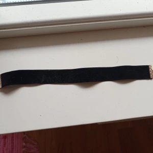 Svart chocker  - Snygg svart chocker. Använd fåtal gånger. Köpt på Monki