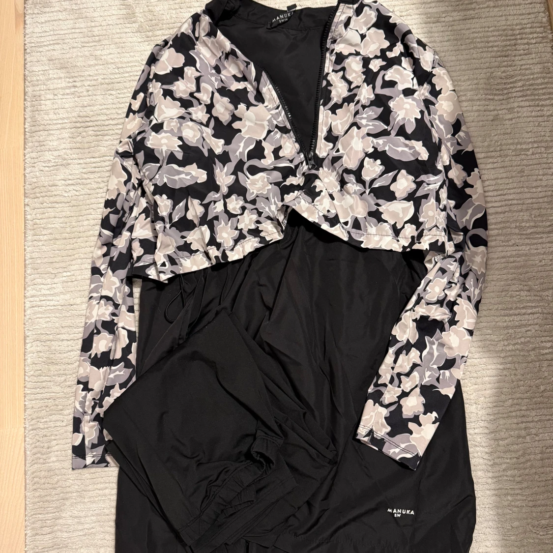 Svart klänning med blommigt mönster från Andiata