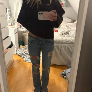 Blå jeans med slitningar - Storlek S