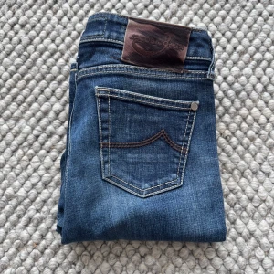 Blå jeans från Jacob Cohen - Jacob Cohen Jeans - Storlek: 28, Benlängd 100cm, midja 38cm - Modell: 711 Slim fit - Nypris 5000kr - deluxecloset