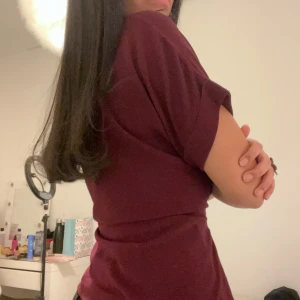 Fin vinröd/lila knyttröja  - Vintage knyttröja. Man kan antigen ha en knut fram eller bak. Väldigt bra skick💛