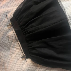 Svart kjol från H&M - Snygg svart kjol från H&M. Är köpt på barnavdelning men kommer passa xs/s under 167 cm.  