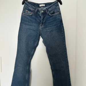 Mörkblå jeans  - Mörkblå jeans som använts ett 10 tal gånger, skriv för fler bilder💙