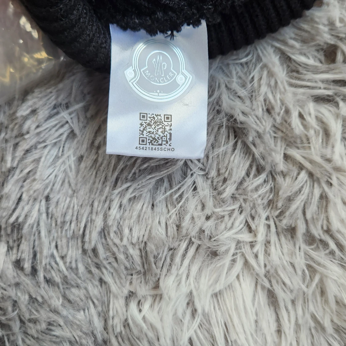 Svart ribbad mössa  - 1