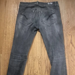 Gråa Dondup jeans - Säljer ett par gråa dondup jeans. Original pris 3200, storlek 33 slim fit 