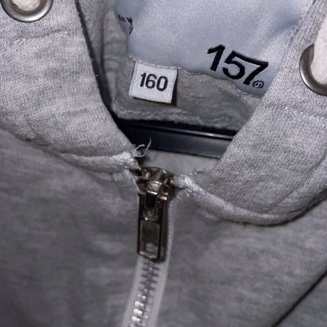 Grå hoodie med dragkedja från 157 - 2