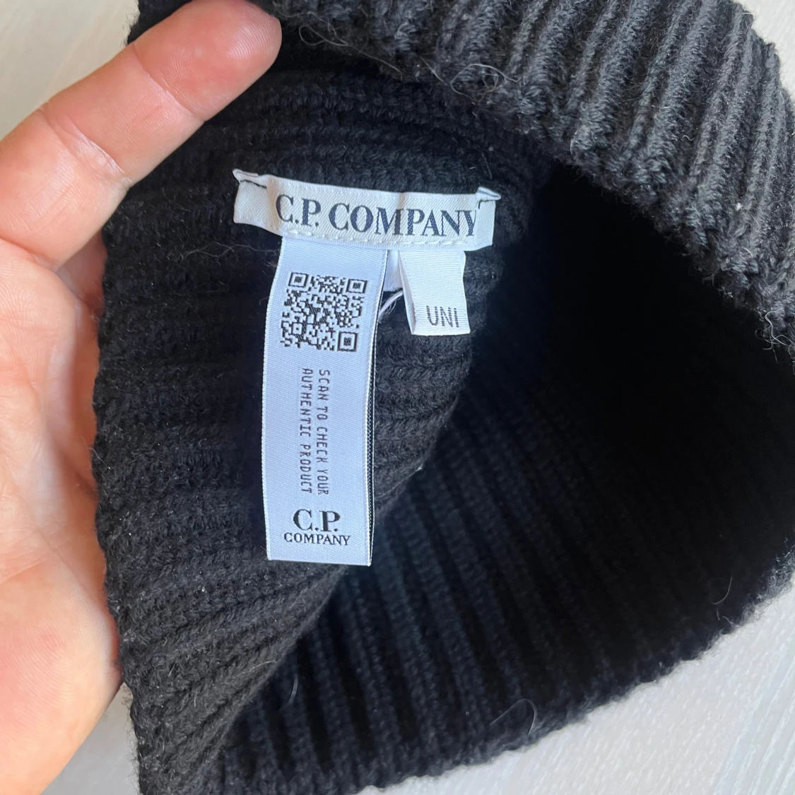 Svart ribbad mössa från C.P. Company - 2