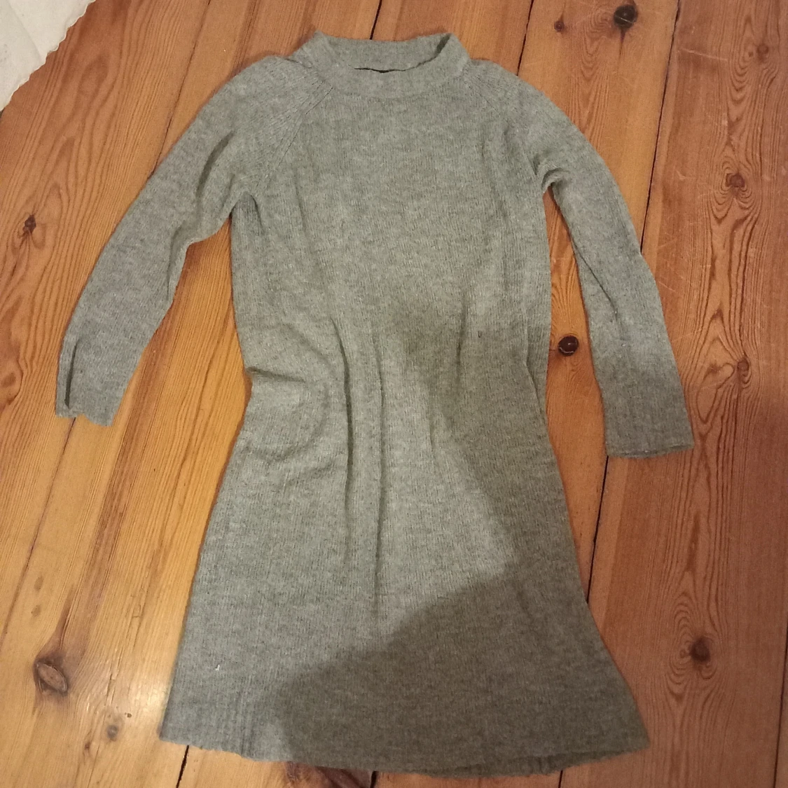 Grå stickad klänning från 157