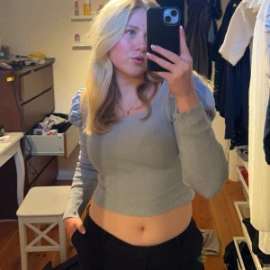 Blå croppad topp - Snygg blå croppad topp med långa ärmar och puffiga axlar. Perfekt till vardag men även till fest. 