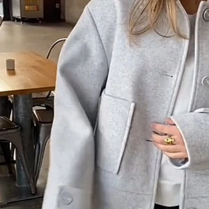 Grå kappa - Snygg ljusgrå kappa från lager 157, köpt för 400 förra våren men i bra skick utan defekter💕