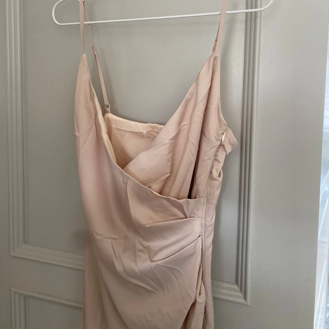 Champagnefärgad balklänning från Showpo - 4