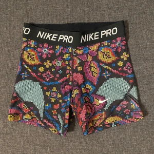 Nike PRO shorts - Nike PRO träningsshorts med unikt mönster i flera färger. Shortsen har en elastisk midja och skön passform. 🩷Inga defekter!
