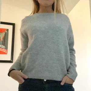 Grå stickad tröja - Stickad tröja från H&M i barnstorlek men passar mig som brukar ha S/M - bara att den blir en mindre passform till utseendet 🥰🥰