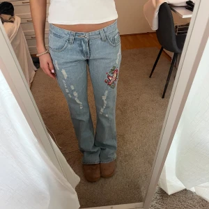 Lågmidjade jeans med fina detaljer  - Så snygga lågmidjade jeans med unika detaljer, knappt använda men tyvärr är gylfen sönder. Som man ser på bilden syns det inte när man har på sig dom men man kan fixa gylfen hos skräddare el liknande! Skriv privat för mått (gylfen syns på sista bilden)