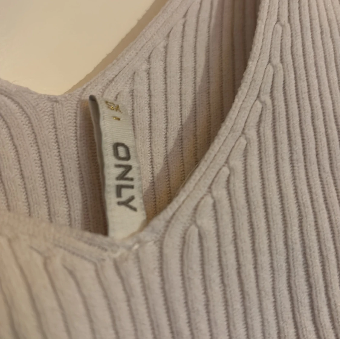 Vit/ljusrosa ribbad topp med knytning i ryggen från only  - 4