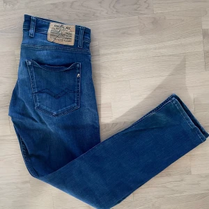 Replay Jeans Grover - Replay Jeans Geover | Skick: 7/10 | Färg: Navy/blå | Stlk: 32 | Nypris: 1499kr | Mitt pris: 349kr | Tveka inte på att ställa frågor i dm!💯