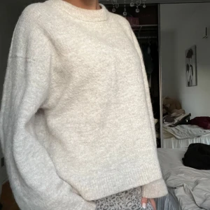 Beige stickad tröja  - Oversized stickad tröja från Gina! 
