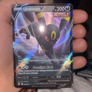 Lycanroc V Pokémonkort - Lycanroc V-kort med 200 HP och attacker som Rock Throw och Crashing Fangs. Kortet har en holografisk yta och är en del av Pokémon TCG. Perfekt för samlare och spelare som vill förstärka sin kortlek.