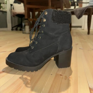 Svarta vinterboots  - Dessa bekväma vinterskorna passar perfekt till en cool outfit. De har en grov sula så att man inte halkar, och tro det eller ej så är klacken bekväm! Använda 2 gånger. Nypris 800kr