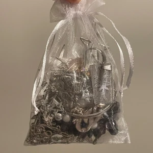 Jewelry bundle -  Innehåller flera typer av smycken som armband, halsband och örhängen i olika stilar och material. Priset kan sänkas 