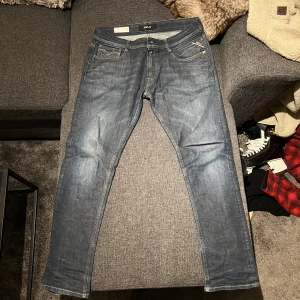 Replay jeans rocco - Säljer ett par tvär snygga replay jeans i strl 34/32. De har en rak passform å lutar mer åt det smala hållet (inte tighta). Jag har vuxit ur dom och därför säljs dom. Nypris:1600.