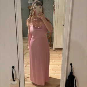 Rosa satinklänning  - Denna balklänning är använd en gång, och är därför i superbra skick. Den sitter bra och bekvämt, inga problem att dansa i den. Helt öppen rygg!😍Ingen bh krävs trots större byst som jag. Jag är 164 och den sitter bra i längden. Nypris 600kr