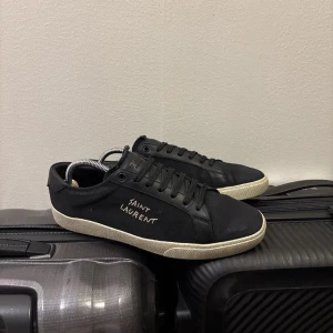 Svarta Saint Laurents skor jätte bra skick SÅLD - Hej säljer mina halv nya Saint Laurent skor. Som är inte min stil längre. skicket: 9,8/10. Allt kommer med använda snören och extra snören för akut. Två Dustbags tags. Mycket mer samt kvitto. Skorna är köpte från bestsecret kommer med allt. Hör av dig vid minsta lilla fråga och pris kan diskuteras. Mvh Philip  TAR BARA EMOT SERIÖSA KÖPARE. Hör av dig av minsta lilla fråga samt pris kan diskuteras😀  Mvh Philip