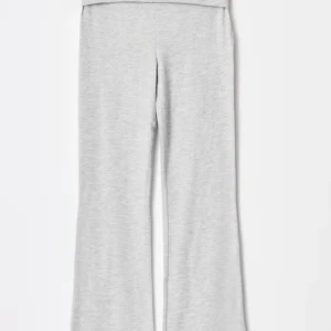 Grå yoga pants - Säljer ett par bekväma grå yoga pants med en flared passform.  Byxorna har en låg midja och är perfektal. De är tillverkade i mjukt material som ger en skön känsla hela dagen.