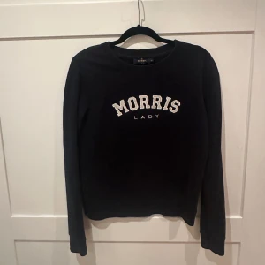 Morris Lady - Superfin Morris tröja i storlek Xs som tyvärr inte kommer till användning längre💕 Tröjan är marinblå med vit text!