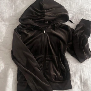  Två Svarta och brun velour kofta från Gina Tricot  - Jätte söta koftor från Gina Tricot, den svarta är lite mer använd än den bruna och bruna ser mer ny ut och lite kort i magen.