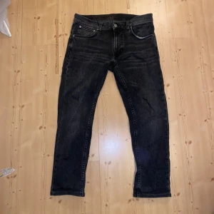 Svarta nudie jeans - Ett par nudie jeans model i modellen ”Lean Dean” säljer pågrund av att dem är lite för korta för mig som är 180cm lång. Skicket är väldigt bra eftersom att dom inte blivit så använda eftersom dom är för korta. Priset ej hugget i sten.