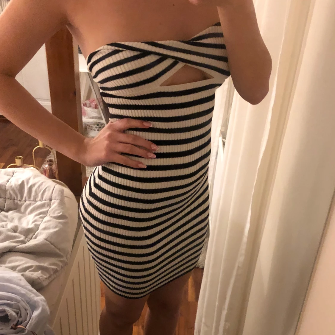 Randig tajt axelbandslös klänning