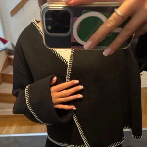 Svart omlottopp med vita detaljer - Snygg och trendig svart kappa/kofta från gina❤️