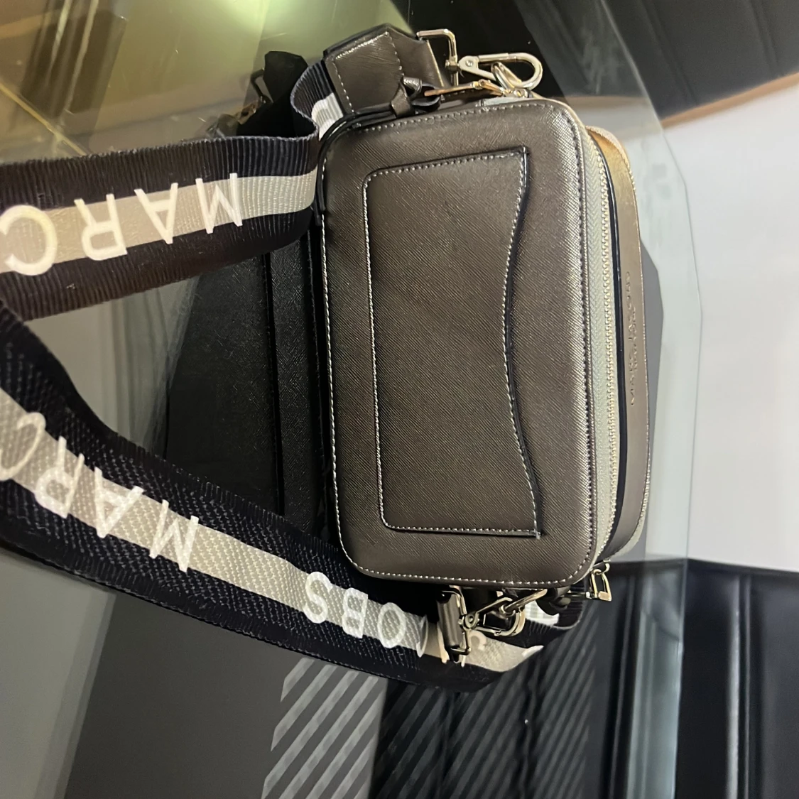 Grå axelväska från Marc Jacobs - 2