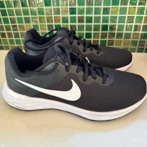 Nike löparskor strl 38,5 - Skor som köptes i somras och endast är använda sporadiskt inomhus på gym. Dom ser som nya ut. Något små i storleken så passar 37,5-38