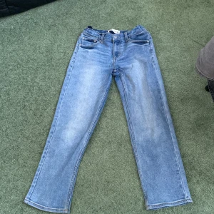 Blå jeans från Levi's - Säljer ett par klassiska blå jeans från Levi's med en loose taper passform. De har en traditionell femficksdesign och en bekväm midwaist. Perfekta för en avslappnad stil. Pris kan diskuteras