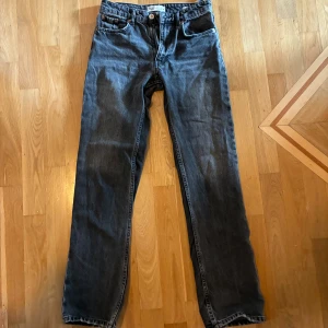 Zara jeans 36 - Grå Zara jeans storlek 36. Mid Rise. Fint skick.