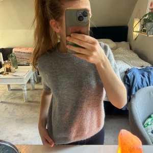 Grå stickad tröja  - Säljer en populär grå stickad tröja från Zara. Oanvänd, nypris: 330kr Tröjan har korta ärmar och en rund halsringning. 