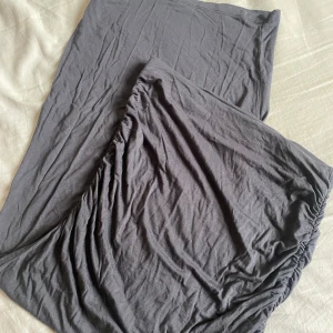 Grå kjol från Gina Tricot - Mörkgrå tjol ifrån ginatricot (soft touch), rynkning vid sidorna på tjolen, storlek S inga skavanker knappt använd. 💕