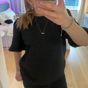 svart glittrig topp  - så söt glittrig top från kappahl med puffärmar, som tyvärr inte kommer till andvändning. kom privat för mer info och bilder❤️